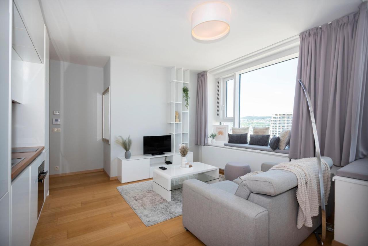Luxury 1Bdrm On The 28Th Floor Apartment Братислава Екстериор снимка