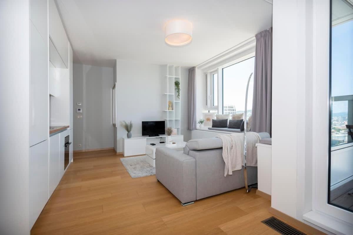 Luxury 1Bdrm On The 28Th Floor Apartment Братислава Екстериор снимка